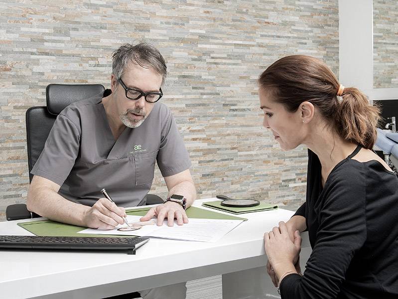 Dr. Rösken berät Patient zu den Behandlungsmöglichkeiten in München
