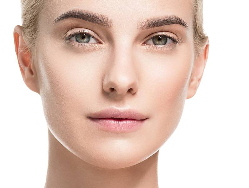 Frontale Ansicht von Frau für Faltenunterspritzung in München