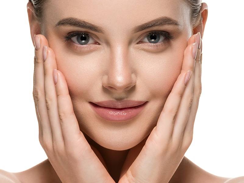 Frau berührt Wangenbereich, eine typische Zone für Morpheus8™